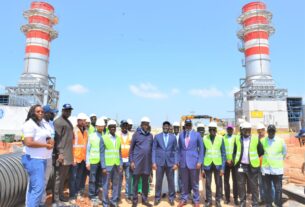 Le Directeur général de Senelec Papa Mademba Bitèye accompagné du Directeur Général de Petrosen Aval, Manar Sall, ont été les hôtes du Directeur général de West African Energy Samuel Ameth Sarr pour une visite de terrain sur le site du Cap des Biches. Ce site abrite la plus grande centrale du parc de production de Senelec d’une capacité de 366 MW en cycle combiné alliant gaz et vapeur.