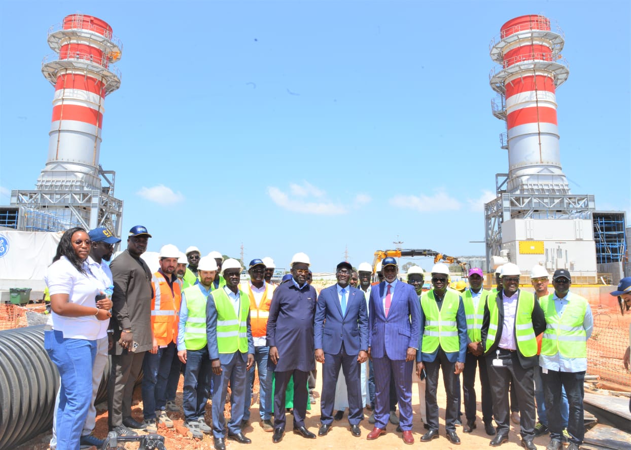 Le Directeur général de Senelec Papa Mademba Bitèye accompagné du Directeur Général de Petrosen Aval, Manar Sall, ont été les hôtes du Directeur général de West African Energy Samuel Ameth Sarr pour une visite de terrain sur le site du Cap des Biches. Ce site abrite la plus grande centrale du parc de production de Senelec d’une capacité de 366 MW en cycle combiné alliant gaz et vapeur.