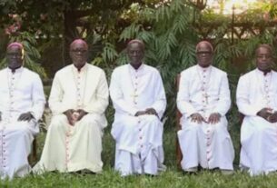 l’Église se doit de porter un message d’espérance. Et en première ligne se trouvent les fidèles laïcs, appelés à être « sel de la terre » et « lumière du monde » là où ils vivent, à savoir dans les sphères sociales, économiques et politiques.