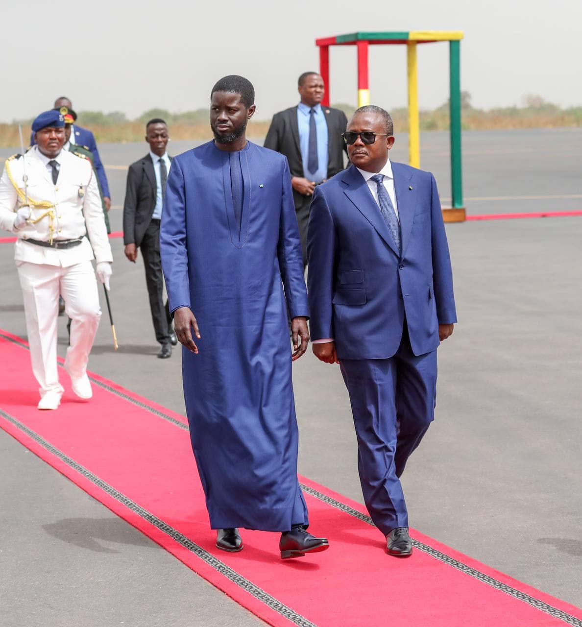 le Président de la République, Son Excellence Bassirou Diomaye Faye, a été chaleureusement accueilli, avec tous les honneurs militaires, par son homologue de la Guinée-Bissau, Son Excellence Monsieur Umaru Sissoco Embaló.