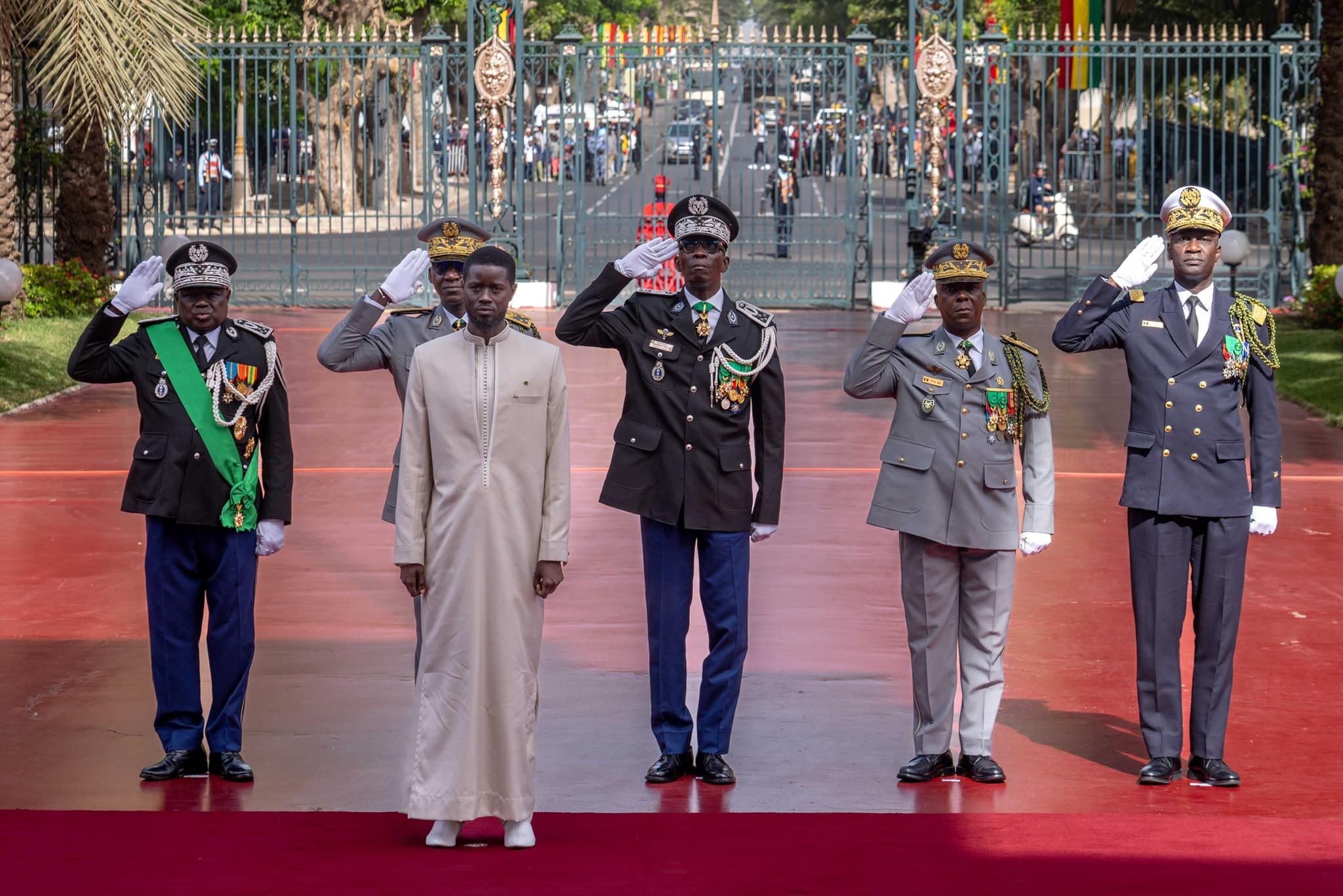 Le Président nouvellement élu, Bassirou Diomaye Faye, a opté pour une levée des couleurs au palais de la République pour marquer cette journée du 4 avril