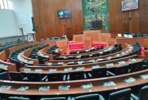 Face à la probabilité de plus en plus affirmée de la Sénégal-politique-dissolution de l’Assemblée nationale et la tenue d’élections législatives anticipées, les organisations de la société civile signataires de la présente déclaration, expriment leur vive préoccupation relativement au décalage qui existe entre les dispositions du code électoral et celles prévues par la constitution par rapport à cette situation.