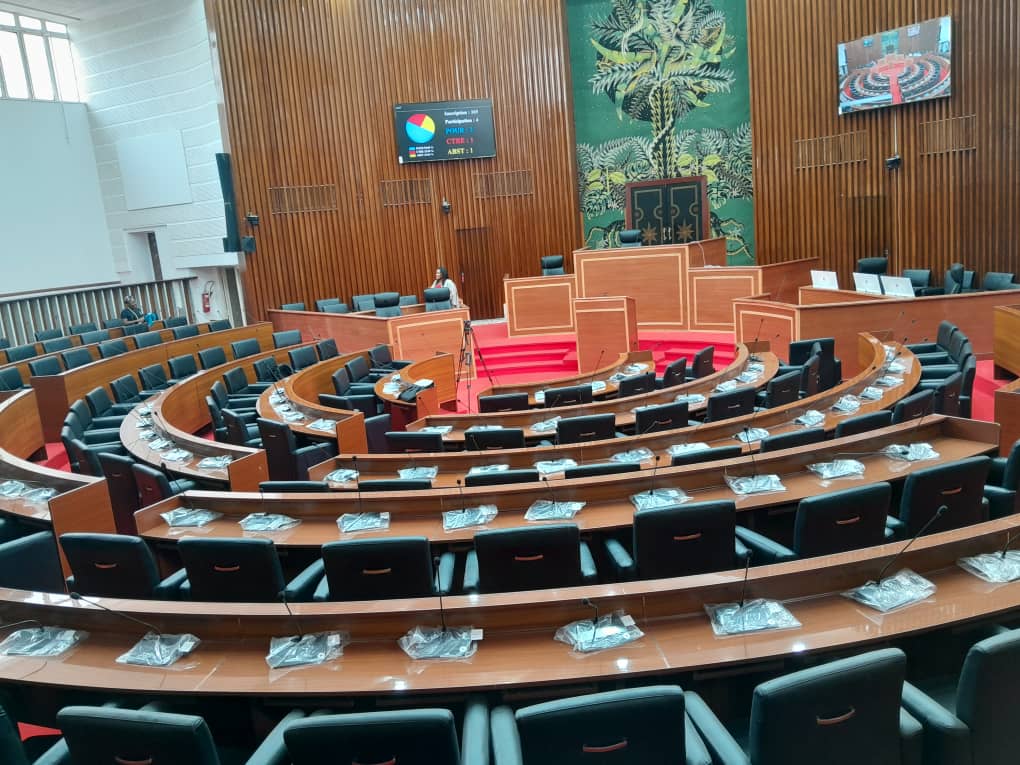 Face à la probabilité de plus en plus affirmée de la Sénégal-politique-dissolution de l’Assemblée nationale et la tenue d’élections législatives anticipées, les organisations de la société civile signataires de la présente déclaration, expriment leur vive préoccupation relativement au décalage qui existe entre les dispositions du code électoral et celles prévues par la constitution par rapport à cette situation.