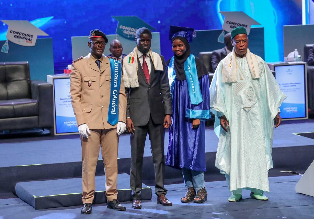 Ce mardi, au Grand Théâtre national Doudou Ndiaye Coumba Rose de Dakar, le Président Bassirou Diomaye Faye a présidé la cérémonie de remise des prix du Concours général 2024, en présence de plusieurs ministres.