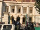 La police a fait irruption à l’intérieur de la mairie de Dakar pour interrompre la conférence de presse du Barthélémy