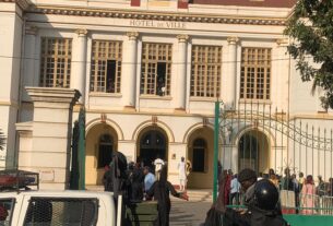 La police a fait irruption à l’intérieur de la mairie de Dakar pour interrompre la conférence de presse du Barthélémy