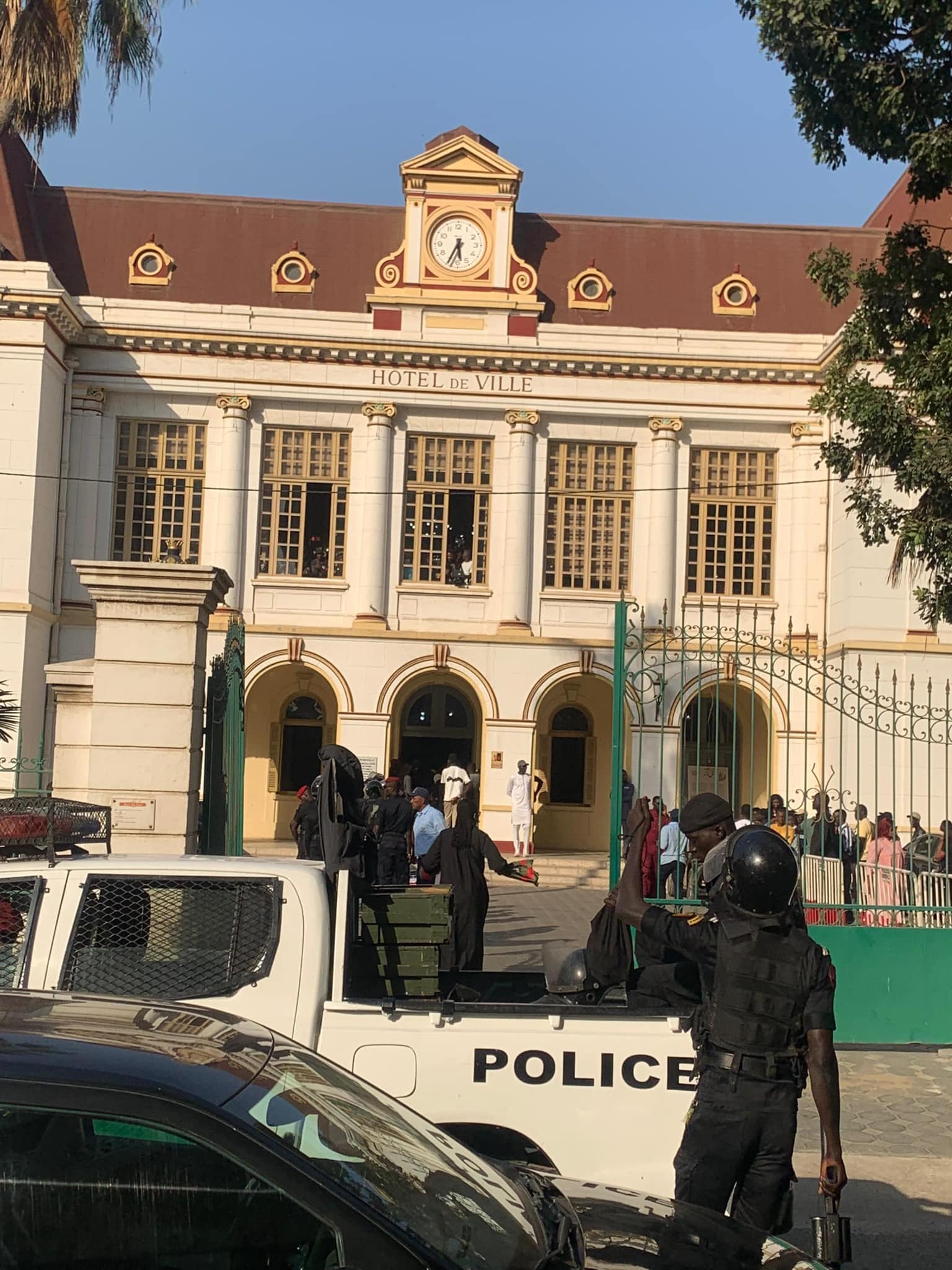 La police a fait irruption à l’intérieur de la mairie de Dakar pour interrompre la conférence de presse du Barthélémy