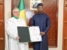 Le Premier ministre sénégalais, Ousmane Sonko, a honoré, ce lundi 13 janvier à Nouakchott, deux personnalités économiques mauritaniennes en leur remettant des distinctions au nom du président sénégalais Bassirou Diomaye Faye. Il s’agit de Zine El Abidine Ould Cheikh Ahmed, président de l’Union nationale du patronat mauritanien, et Mohamed Ould Bouamatou