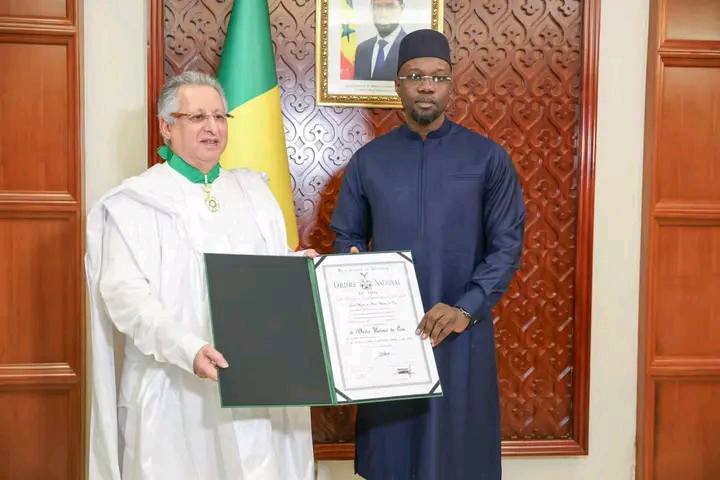 Le Premier ministre sénégalais, Ousmane Sonko, a honoré, ce lundi 13 janvier à Nouakchott, deux personnalités économiques mauritaniennes en leur remettant des distinctions au nom du président sénégalais Bassirou Diomaye Faye. Il s’agit de Zine El Abidine Ould Cheikh Ahmed, président de l’Union nationale du patronat mauritanien, et Mohamed Ould Bouamatou